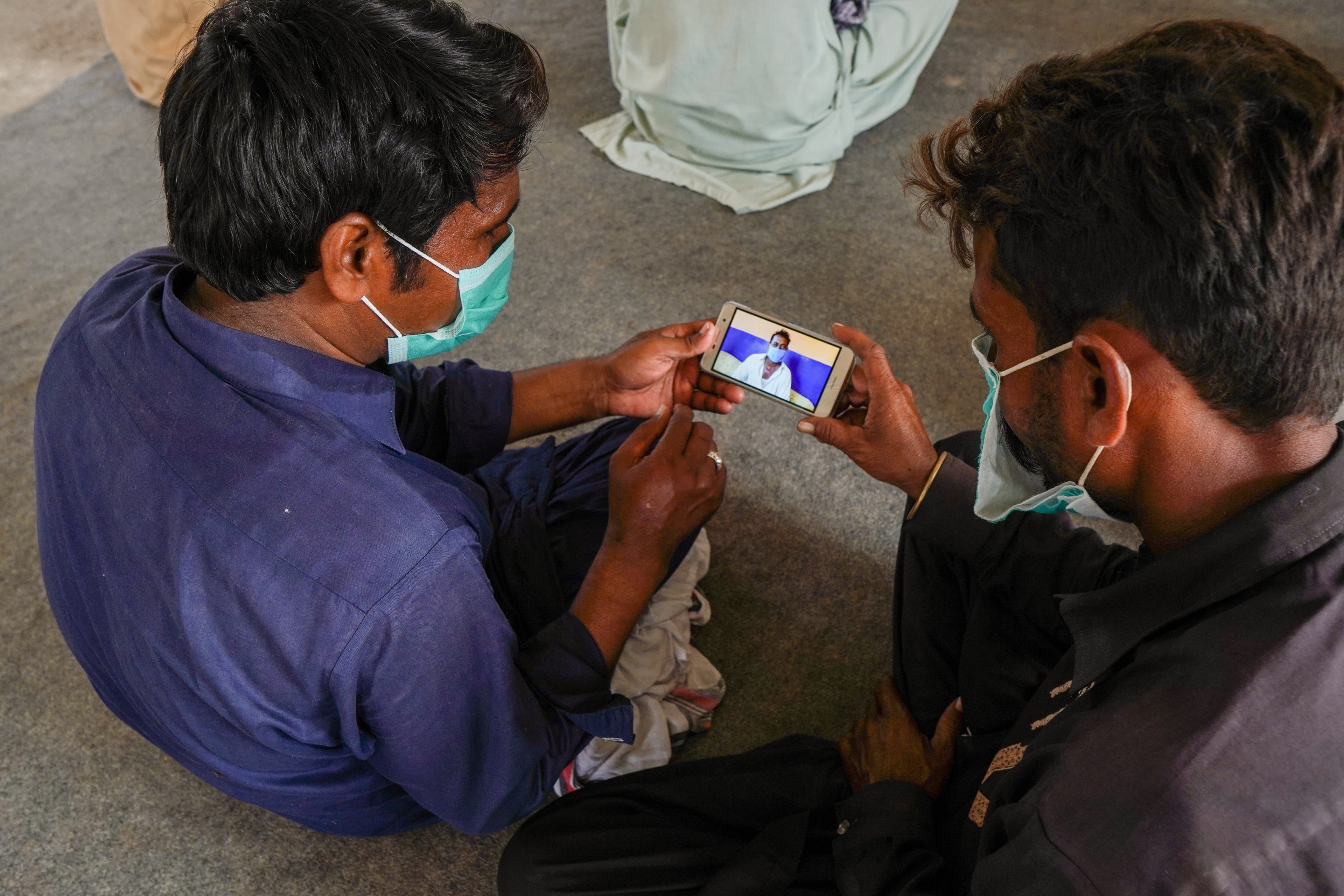 Mobiliser reviewing waste management practices with a household in Punjab